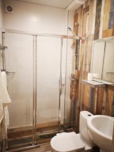 阿拉木图Гостевой дом Discovery的带淋浴、卫生间和盥洗盆的浴室