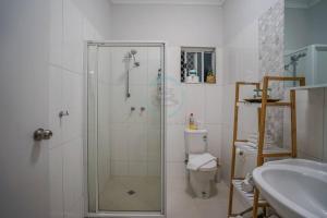 ZEN HIDEAWAY COZY 2-BR/2-BA Modern Unit in Alawa的一间浴室