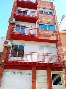 阿利坎特SDH apartments的公寓大楼设有红色阳台和白色门