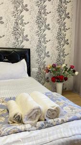 茨卡尔图博Andro's Guesthouse的一间卧室配有带毛巾的床