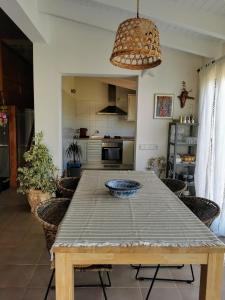 圣弗朗西斯科哈维尔Ca n'Antonia Formentera的厨房里放着碗的桌子