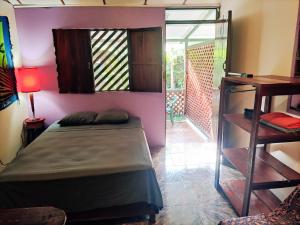 别霍港Casitas La Playa的客房设有床、书桌和窗户。