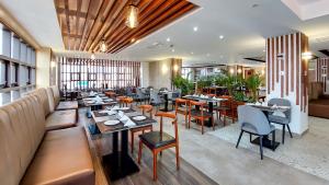 内罗毕Hotel Mokka City的一间带桌椅的餐厅和一间酒吧