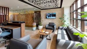 内罗毕Hotel Mokka City的带沙发、书桌和桌子的办公室