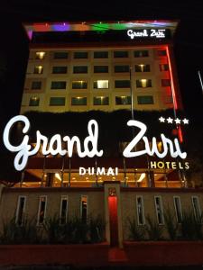 杜迈杜迈祖里格兰德酒店的夜间酒店前的标志