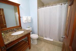 尼格瑞尔可可棕榈酒店的一间带水槽、卫生间和淋浴的浴室