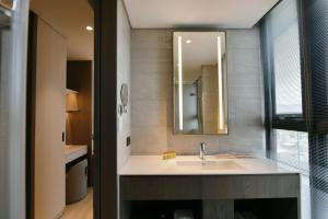 台北雀客藏居新北三重水漾的一间带水槽和镜子的浴室
