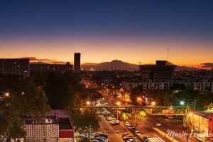 墨西哥城Ed&Marie Apartamento的汽车在夜间欣赏城市美景