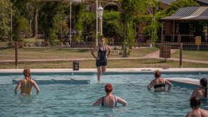 卡尼乌拉斯Pampas del Sur Hotel y Spa de campo的女人站在游泳池里