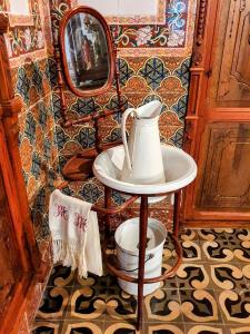 TurísCASA BAUTISTA TURIS的一间带茶壶和镜子的浴室