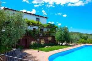 CarcabueyCasa Rural El Tejar Viejo的一座带游泳池和房子的别墅