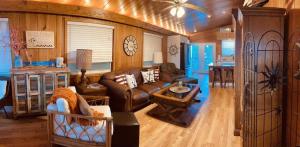 维洛海滩Comfy Beach House on Vero Beach的客厅配有沙发和桌子