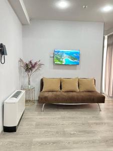 库塔伊西Hotel Rustaveli的客厅配有沙发和墙上的电视
