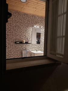 Picoñacasa da xusta的一间带水槽和镜子的浴室