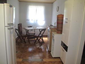 佩尼多Janela dos Meus Sonhos的厨房以及带桌椅的用餐室。