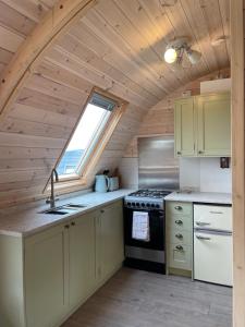 LeightonRabbit Glamping Pod School House Farm的厨房配有炉灶和窗户。