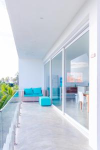 瓜吉鲁BEACH VILLA Camurupim的开放式客厅和带滑动玻璃门的用餐室