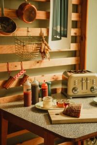 卡伦德本安楼住宿加早餐旅馆的厨房柜台配有切断板和烤面包机