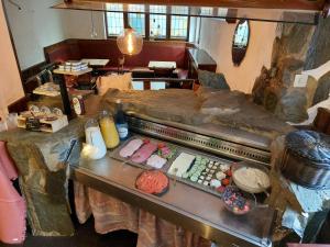 蒙绍ReSt Inn Monschau的厨房配有石制柜台,上面有食物