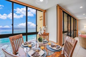 科洛阿Kuhio Shores 410的一间配备有桌椅的海景用餐室