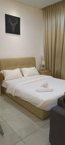 塞贝维Cyberjaya cybersqure peace home的一间卧室配有一张带白色床单的大床