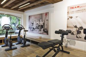 迈尔霍芬Neuhaus Zillertal Resort的健身房设有跑步机,健身房提供健身自行车