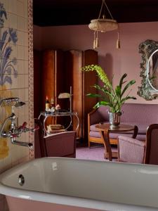 巴尔的摩Ulysses的带浴缸的客房,设有客厅