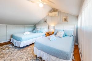 莱克哈莫尼Harmony Haven的配有蓝色枕头的客房内的两张床
