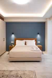 帕特雷Patras Casale的一间卧室设有一张蓝色墙壁的大床