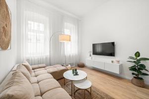 维也纳The BoHo Loft VIE的带沙发和电视的白色客厅