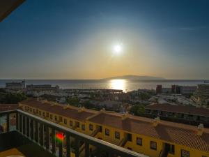 阿德耶拉古纳公园一号酒店的从大楼的阳台上可欣赏到日落美景