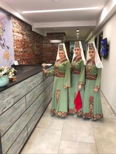 埃里温Loft Host Yerevan的三名妇女站在柜台前