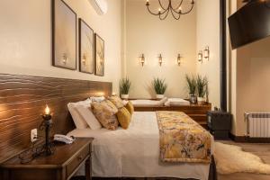 格拉玛多Hotel Vivenda dos Sonhos的一间卧室配有一张大床和木制床头板