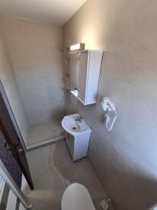 百乐费利克斯king的浴室配有白色卫生间和盥洗盆。