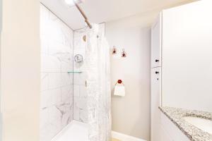 BridgtonBridgton Kozy Kottage的带淋浴和盥洗盆的白色浴室