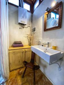 Caleta de InteriánLa Casita Azul的一间带水槽、镜子和椅子的浴室