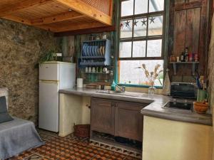 Caleta de InteriánLa Casita Azul的厨房配有白色冰箱和水槽