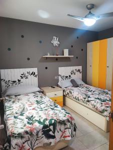 卡瓦内斯Casa vacacional Lavernia的一间卧室配有两张床和一张书桌