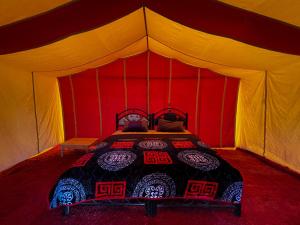 Foum ZguidBivouac Les Nomades & Foum zguid to chegaga tours的帐篷内一间卧室,配有一张床