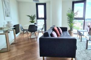 谢菲尔德City Centre 2 Bedroomed Apartment - Great views - wifi的客厅配有沙发和桌椅