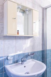 米克罗斯雅洛斯Apagio Apartments的浴室设有白色水槽和镜子