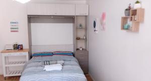 布宜诺斯艾利斯Comfortable Equipped Studio, Strategic Location in Palermo - Amplio Monoambiente en Palermo的一间小卧室,配有一张床和白色的墙壁