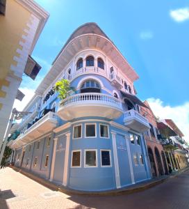 巴拿马城白玉兰酒店的蓝色的建筑,在街上设有阳台