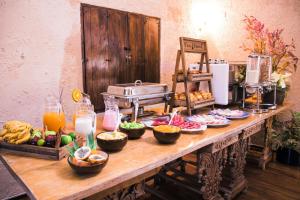 库斯科坦博德尔阿列罗精品酒店的一张桌子上放着食物和饮料