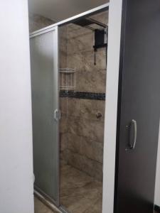 伊瓦拉Zidko Guest House的带淋浴的浴室,带玻璃门