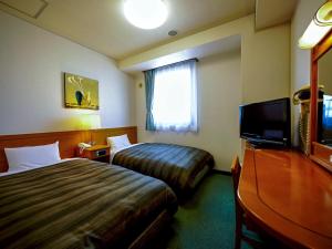 岛田岛田吉田国际鲁特因酒店的酒店客房设有两张床和一台平面电视。