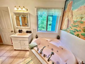 托菲诺海员民宿的白色的浴室设有浴缸和水槽。