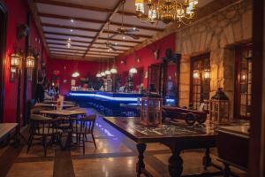 Cabanas de Virtus科尔孔泰Spa酒店的餐厅拥有红色的墙壁和桌椅