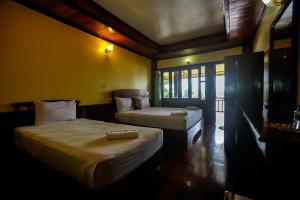 Ban KhonBontai Resort, Don Khon的一间卧室,配有两张床