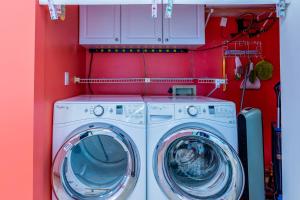 瓦克拉The H-House的红色洗衣房内的洗衣机和烘干机